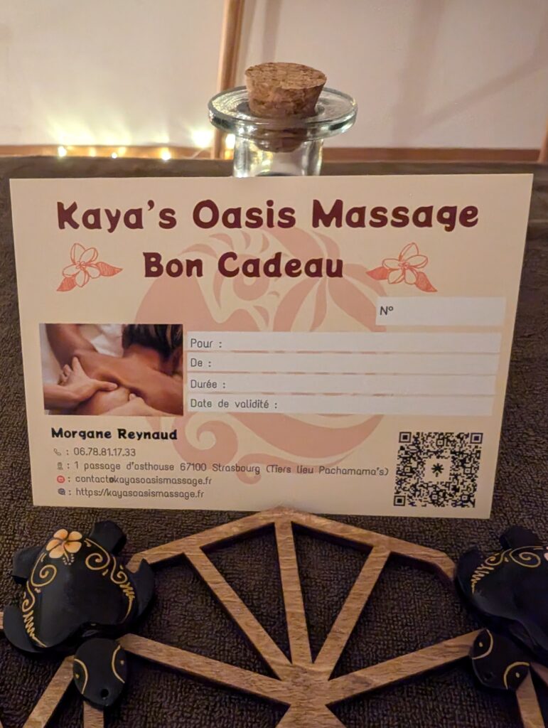 Carte cadeau massage en présentation sur la table de massage